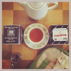 2007年の記念紅茶の缶と2017年の記念紅茶の缶(2017年1月12日撮影)