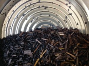 ゴマ炒り器でほうじ茶を作ってます。ちょっと炒りすぎ。