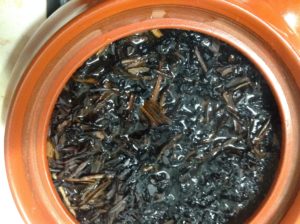 急須に炒ったほうじ茶を入れてお湯を注ぎました。