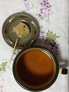 藤が描かれた手拭いの上にほうじ茶とお菓子をのせました。