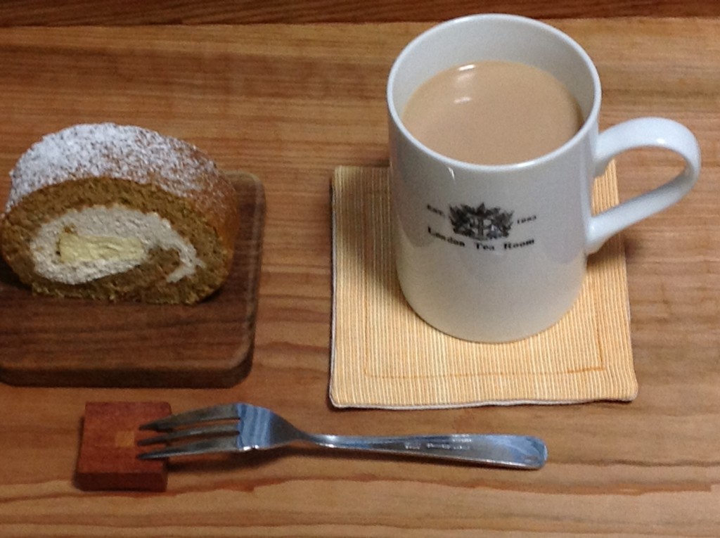 ロールケーキとティーマグのセット