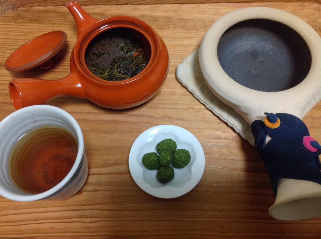 炒りたてほうじ茶の道具「ほうろく」と急須と入れたほうじ茶と青のり豆