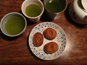 お茶も饅頭も旨そう