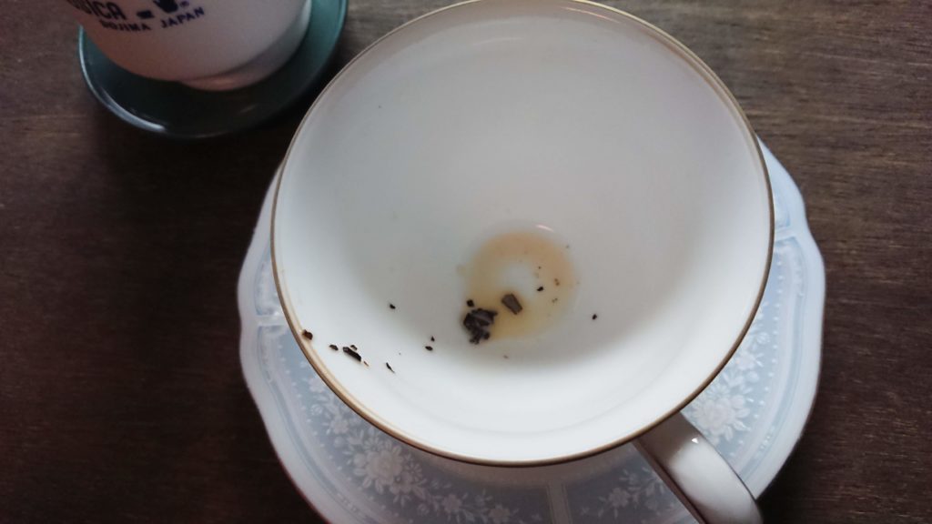 唇を茶こしにしたら、何とか茶葉を飲まずに済んだの図