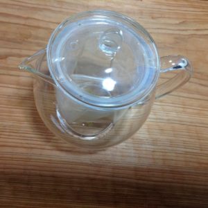 縦長のガラスポット。うちでは、二代目のガラスタイプ。