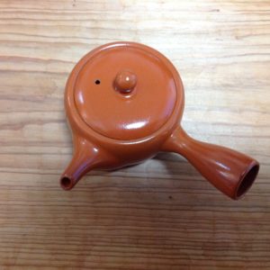 右手用の横手持ちの朱泥の急須(小)。一つ上の急須(大)より一回り小さい。