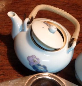 土瓶タイプの急須(小)。写真の下にあるのはステンレスの茶こし。