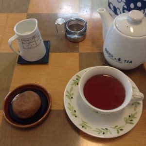 回転茶こしを含む紅茶道具一式で紅茶を淹れた写真。紅茶を淹れるときはほとんど茶こしの付いていないポットを使います。