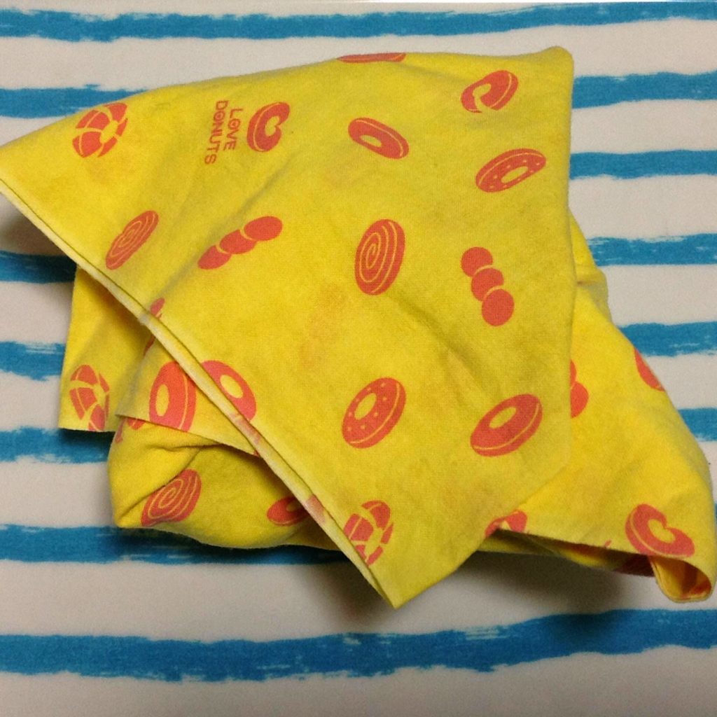 横手持ちの急須を冷めないように、手拭いで包む。