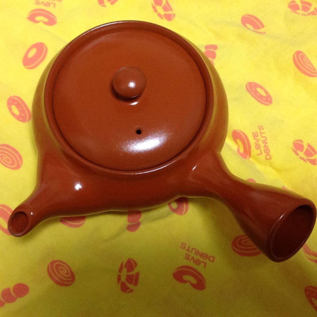 手拭いの上の横手持ち急須。