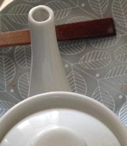 ポットの注ぎ口。ゆっくり注いだので、注ぎ口にお茶っ葉が詰まらなかった。