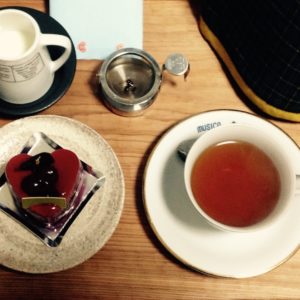 ケーキと紅茶。お菓子が一緒にあるとより楽しめます。