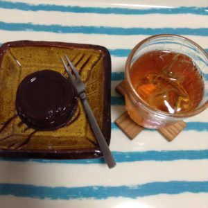 水ようかんと水出しキーマン紅茶。麦茶のように見えるかも知れませんが、キーマン紅茶です。