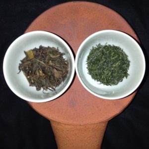 左の茶色の大きな葉っぱのは焙烙で炒った番茶のほうじ茶。右の緑色の細かめの葉っぱのは深蒸し茶。