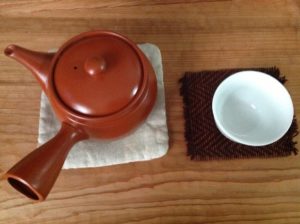 左が横手持ちの急須。右が湯飲み茶わん。