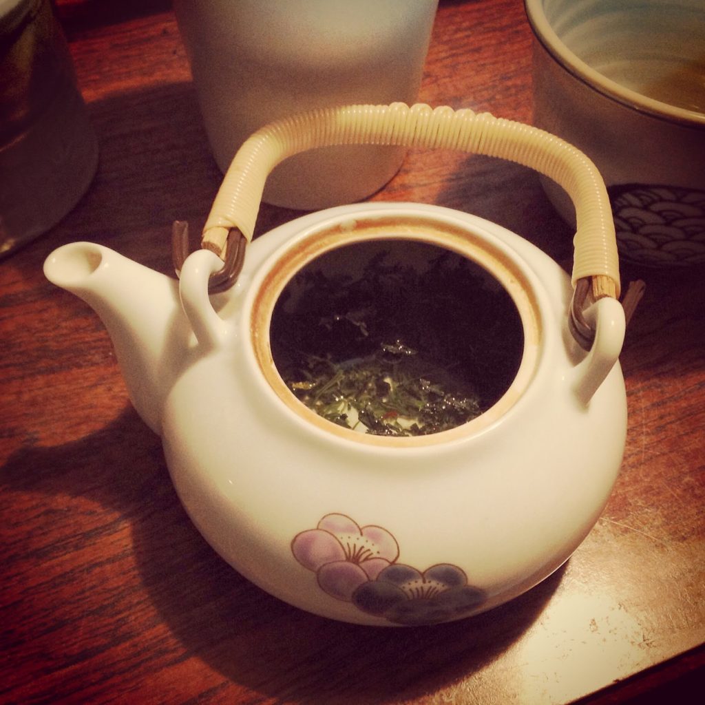 土瓶タイプの急須。蓋の上にツルがついている。