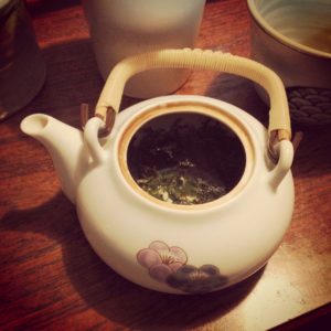 土瓶タイプの急須。蓋の上にツルがついている。