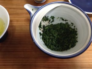 湯飲み茶わんにお茶を注いだ後の宝瓶の中身。お茶っ葉が開いてます(広がっています)。