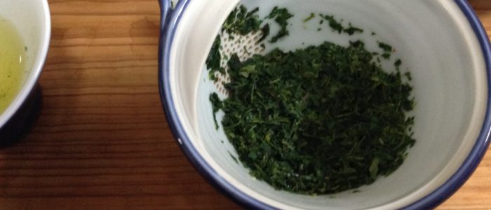 湯飲み茶わんにお茶を注いだ後の宝瓶の中身。お茶っ葉が開いてます(広がっています)。