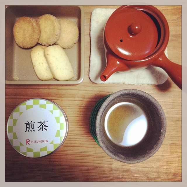 味わいを噛みしめつつも本遊び お祭り過ぎてニヤニヤの朝 #短歌 #お茶の時間 #煎茶 #立命館大学 #吟遊茶人 (Instagram)