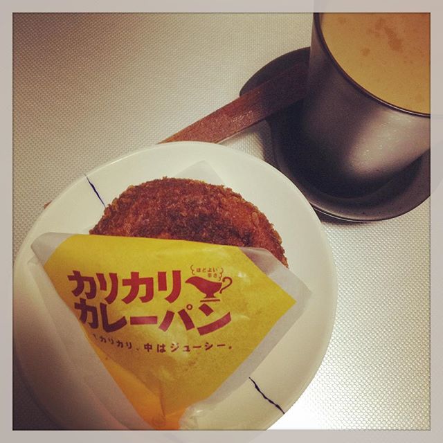 カレーだからチャイに。 #teatime #カレーパン #チャイ #スパイス 入り (Instagram)