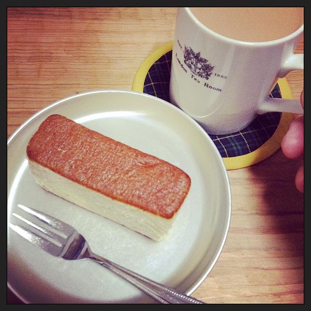 ふわっとした #カステラ と #ミルクティー #おいしい ちょっと #しあわせ #teatime (Instagram)