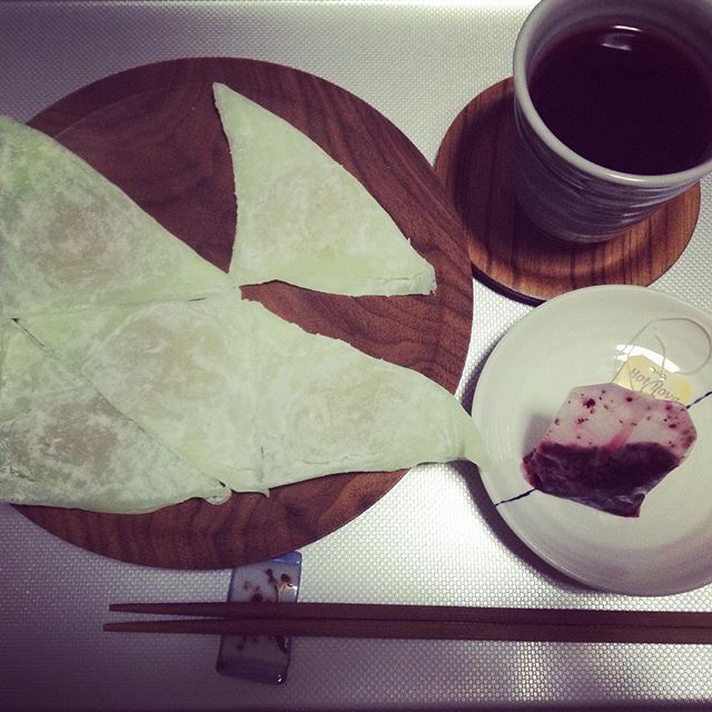 青りんごの八ッ橋と濃ゆい色のハーブティー。 #お茶の時間 #不思議 #食い合わせ #ほうじ茶 #いれよ (Instagram)