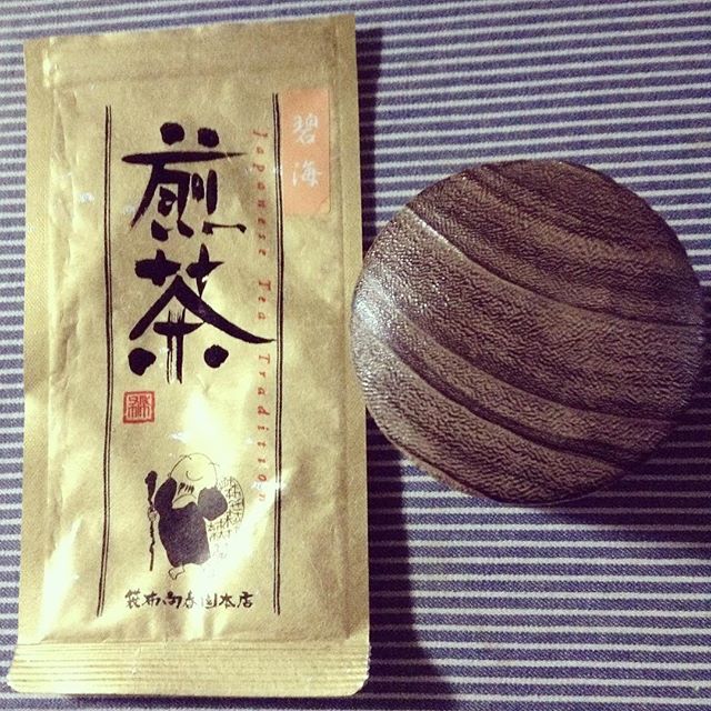 あと少し残る煎茶 炒ってしまえ 腕が痺れて焙じ茶できた #短歌 #吟遊茶人 #ほうろく#一時間 (Instagram)