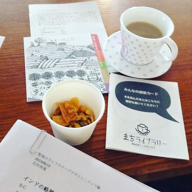 土曜日はチャイを飲んでハーブティー水出し淹れて本で遊んだ #まちライブラリー #大阪府立大学 #イベントデー #短歌 #吟遊茶人 (Instagram)