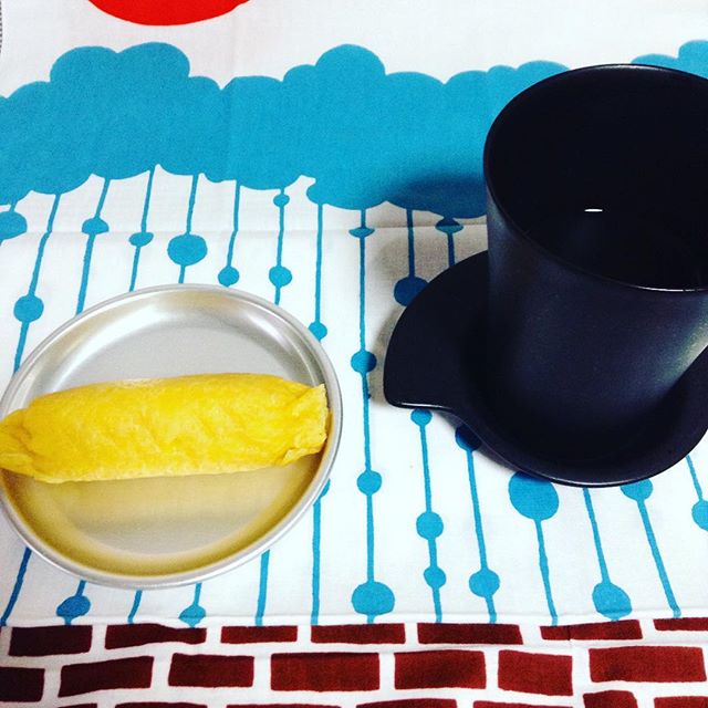 雨と緑茶とスイートポテト。梅雨らしく雨が続きそうですね。 #お茶の時間 #雨 #おいしい #くみあわせ #てぬぐい は #にじゆら (Instagram)