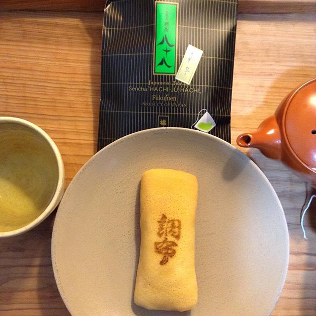 今年は茶摘みにはまだ行けていないけれど、お茶を楽しむ気持ちは忘れてたくないな…京都のお茶と京都のお菓子。八十八、宇治煎茶、福寿園、ティーバッグ。調布、俵屋吉富。やわらかな人との関係がゆっくり作られる御縁に感謝です！なんだかんだと、皆さんありがとうございます️ (Instagram)