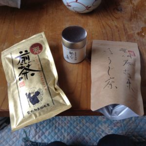 右が童仙房在来ほうじ茶、真ん中の抹茶は和束町の「林くんのお茶」、左が朝宮茶