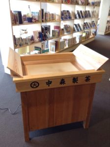 小型の焙炉(ホイロ)、バックは本棚