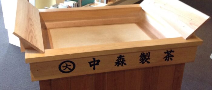 小型の焙炉(ホイロ) 小型の焙炉(ホイロ)、バックは本棚