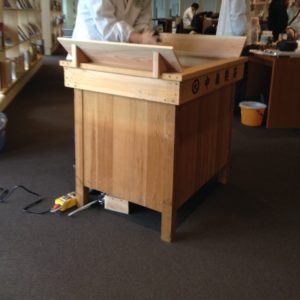 小型焙炉での手揉み茶の実演