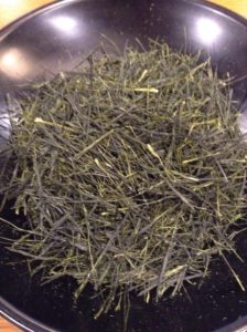 拝見盆に置かれた手揉み茶