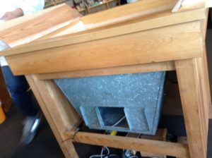 焙炉の台の下の熱源は電気ストーブ