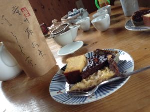 大阪の中崎町から10分弱のアートギャラリー兼カフェで入手した童仙房在来ほうじ茶