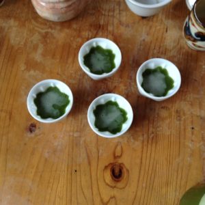 茶せんなしでシャカシャカ抹茶、真上から撮影