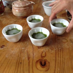 茶せんなしでシャカシャカ抹茶、斜め上から撮影