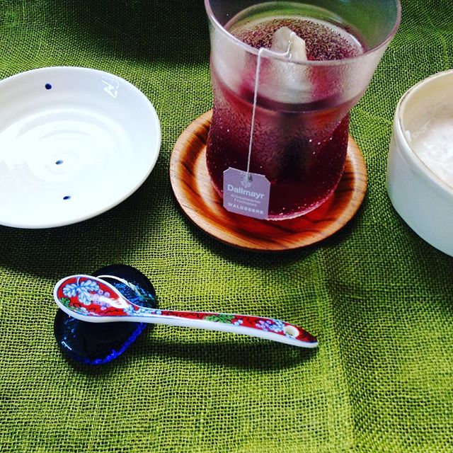 お湯の時より酸味が柔らかくなった。お茶の葉が入っていないフレーバーティー♪ #teatime #水出し (Instagram)