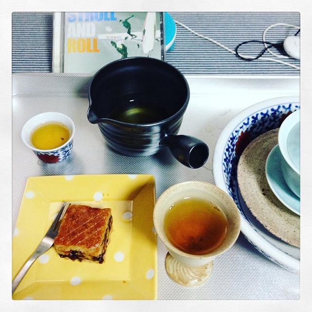 アメのアサ。わちゃわちゃ感が残ってる。片づけ、取り出し、お茶して、楽しむ。ループが続くといいな。おかしは #joyauxda #玉造 の #可笑的花 にて入手。#香駿 の #紅茶 と一緒に。 (Instagram)