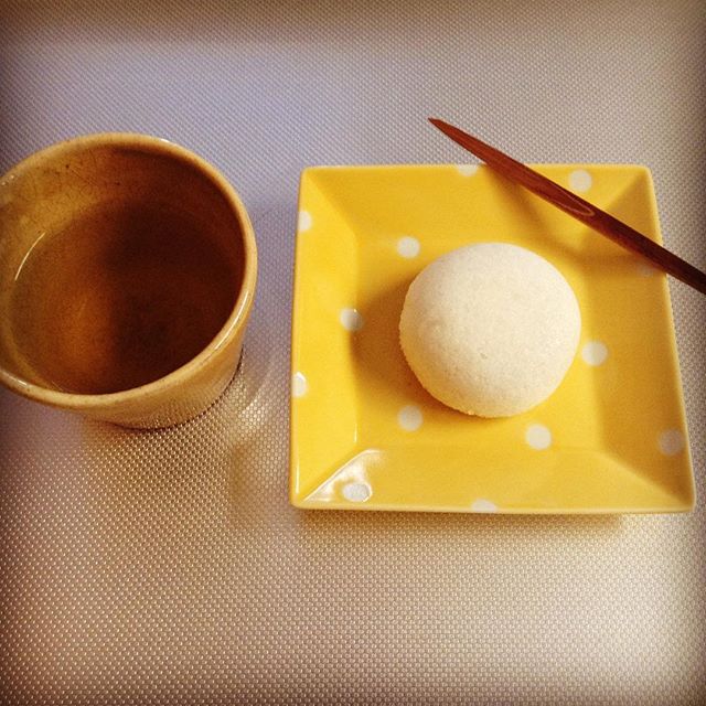 黄色の世界と白の水玉ってトコかな。 #お茶の時間 (Instagram)