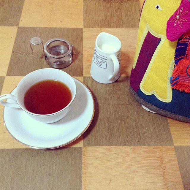 実家で眠っていた折り畳み足のついたテーブル。たぶんちゃぶ台という人が多いだろうけれど、ウチの家族と話すときに、その単語で話してなかった。 #おちつく #teatime #ムジカティー #プライドオブスリランカ (Instagram)