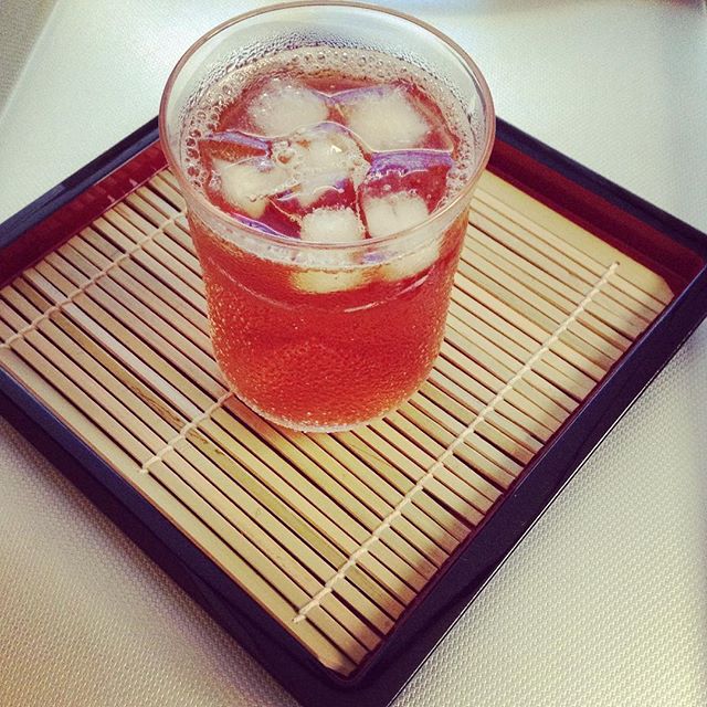 暑いから氷たっぷり。 #お茶の時間 #杵築紅茶 #べにふうき 軽く煮出してます^^; (Instagram)