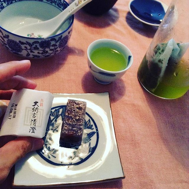 お茶班で、大阪玉造の中国茶サロン #可笑的花 の #お持ち寄り茶会 に参加。予め準備すると、おしゃべりできて良かった(*^^*) 水出し二種「ブラウン、フィルターインボトル(小)、静岡 釜茶柴本 すっきり香 釜茶」「レッド、フィルターインボトル(大)、鹿児島 小牧緑峰園 峰の誉 紫パッケージ」軽く煮出し後、冷却「鹿児島 小牧緑峰園 べにふうき ティバッグ、国産紅茶」氷出し「京都福寿園本店地下一階京の茶蔵、キミと僕とお月様(オリジナルブレンド茶)、玉露」 (Instagram)