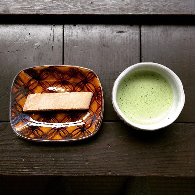 白棒は、しょうが味。 #お薄 の #飲みくらべ 随分香りも味も違うなぁ #お茶の時間 (Instagram)