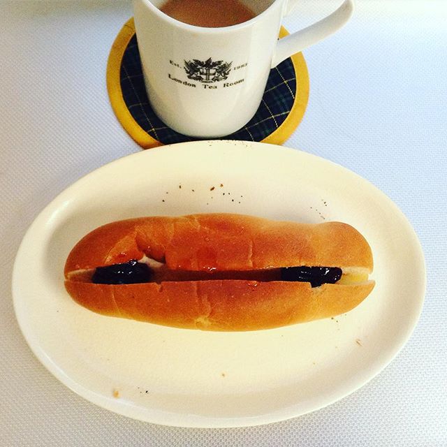 口、一文字。秋なのか、夏なのか。  #からほり倶楽部 #中央区民まつり #ホットドッグ の #名残 ジャムは #ブルーベリー と #アップルジェル ジェルはこれでおしまい (Instagram)