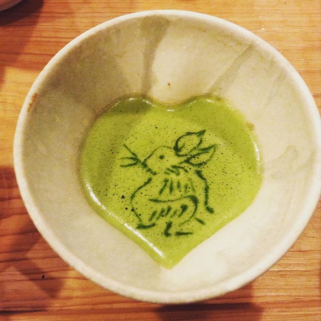抹茶アート、始めてます！ #スナック往来 #谷六 #とことんジャポン！ (Instagram)