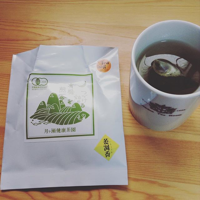 マグにチャポンとして淹れて飲むお茶。新しい挑戦？ #奈良オーガニックマーケット #月ヶ瀬健康茶園 #萎凋香 #お茶の時間 (Instagram)